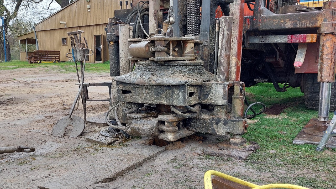 Brunnenbau-LKW bohrt Loche für den Brunnen