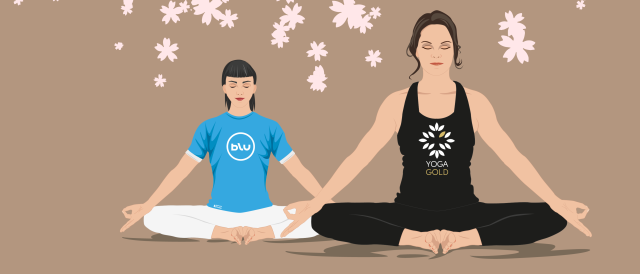 Zwei Frauen entspannen sitzend beim Yoga