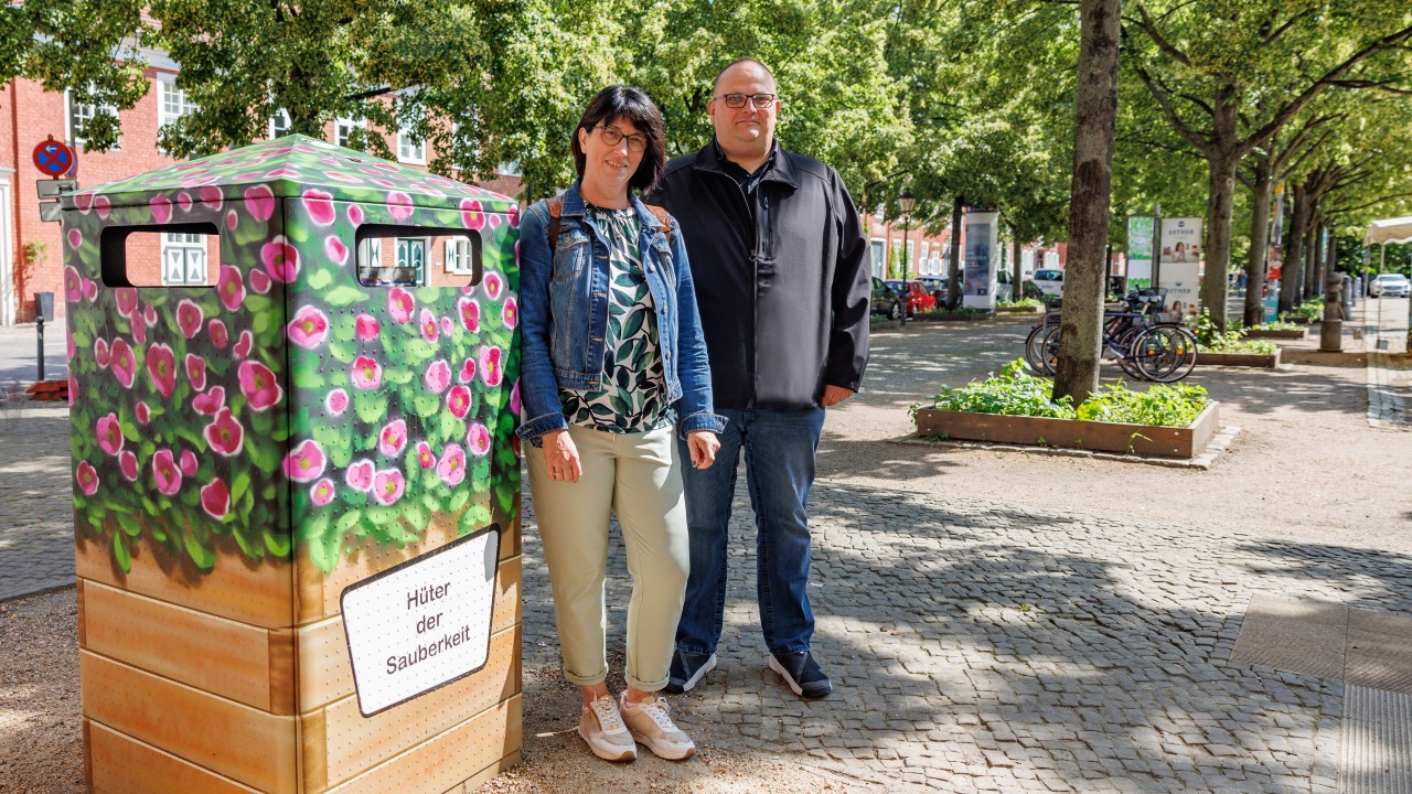 Zwei Personen stehen neben der neu aufgestellten „Abfallgarage“ am Bassinplatz, © Katrin Paulus