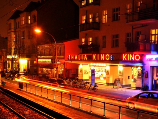 Thalia Kino in Babelsberg von der vorderansicht bei Abend beleutet