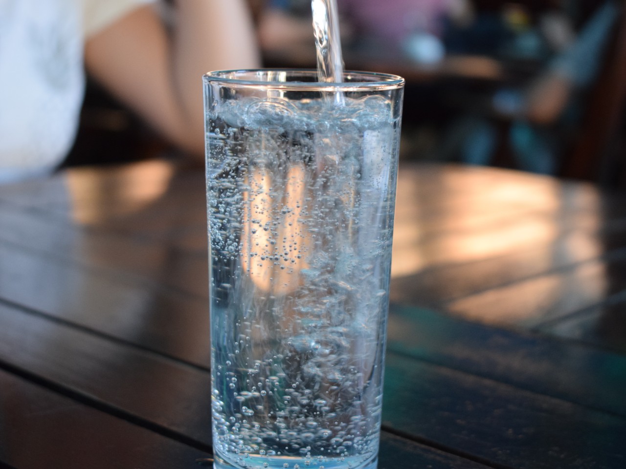 Frisches Potsdamer Trinkwasser aus dem Hahn wird in ein Glas gegossen